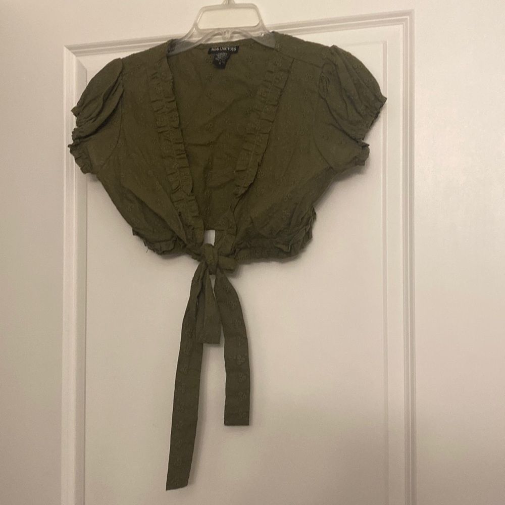 NWOT Miss Chievous Dillards Floral Crop Top Tie Eyelet Blouse - Size Juniors M